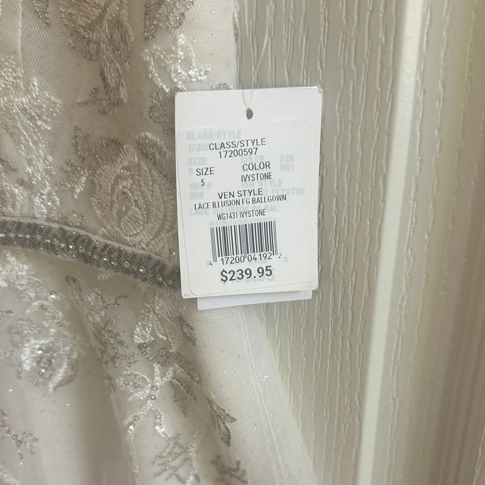 David's Bridal White Floral Lace Kids Dress - Picture 2 of 6